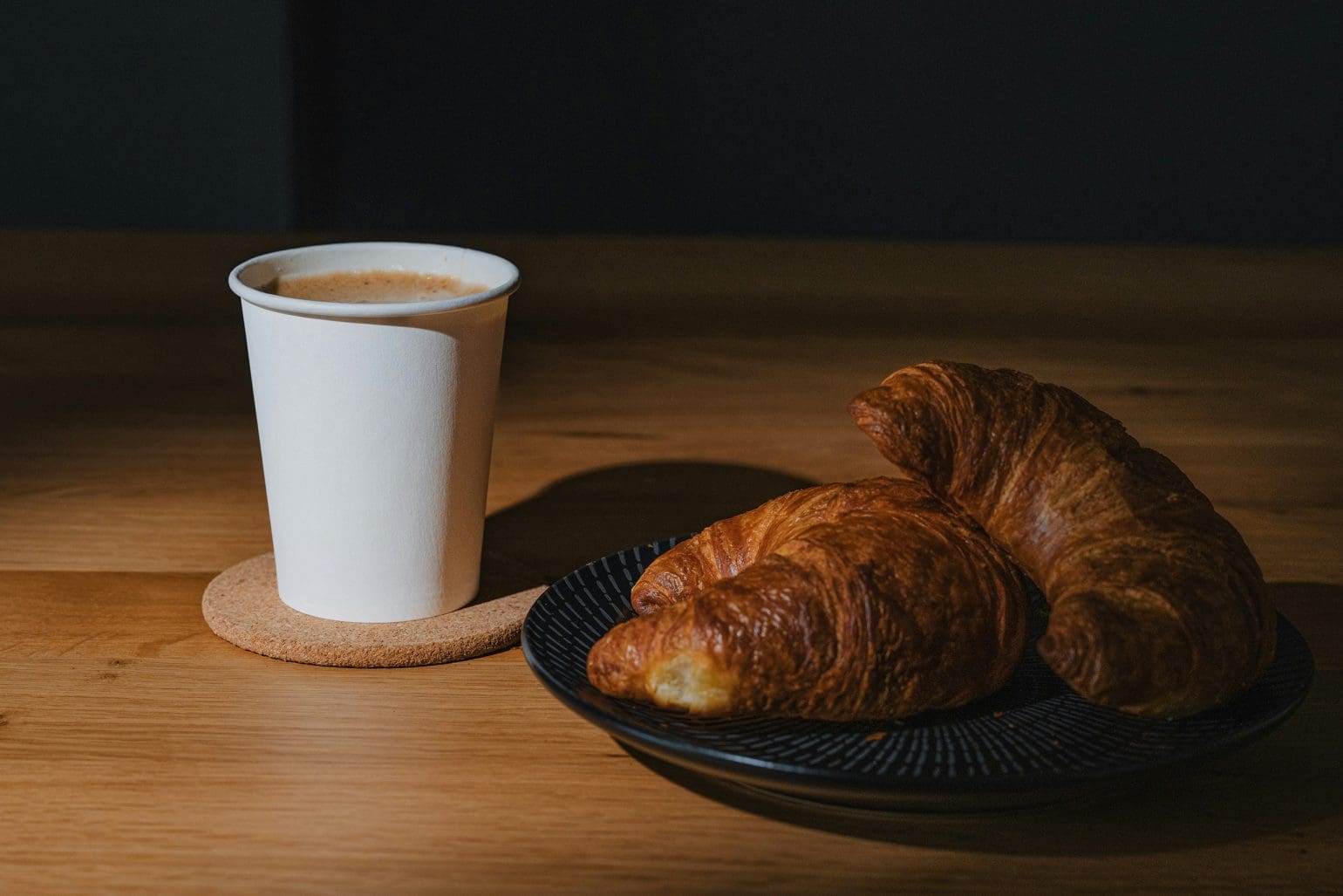 billede af to croissanter og en kop kaffe