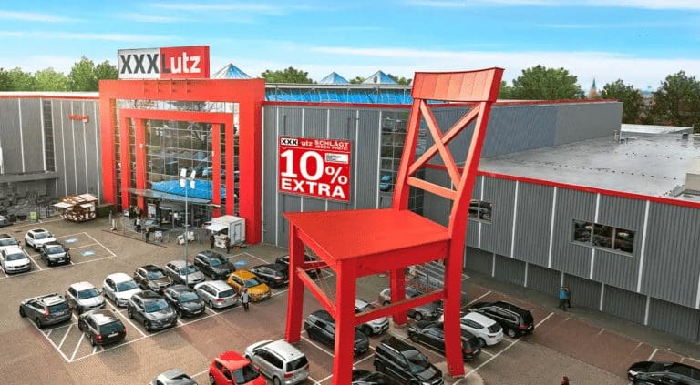 billede af kæmpe rød stol midt i XXXLutz parkeringsplads