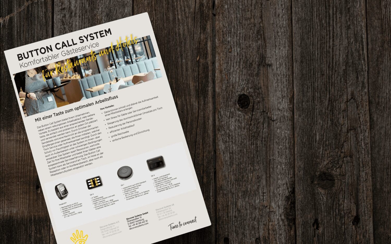 Brochure for SOLT ButtonCall kaldesystem til restauranter og hoteller liggende på en træbaggrund.
